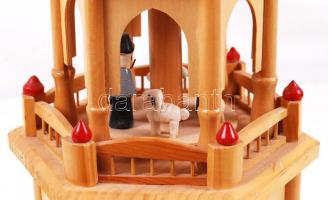 Festett fából készült, betlehemi jeleneteket ábrázoló, zenélő karácsonyi tornyocska, forgatható szin...