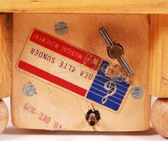 Festett fából készült, betlehemi jeleneteket ábrázoló, zenélő karácsonyi tornyocska, forgatható szin...