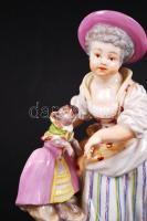 Altwien kislány a beöltöztetett buldoggal, kézzel festett, jelzett, hibátlan, apró lepattanással, m:...