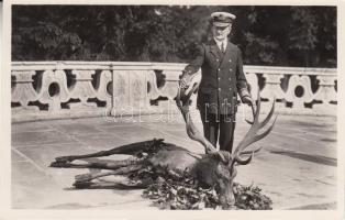 Horthy Miklós kormányzó az általa lőtt szarvasbikával / trophy deer