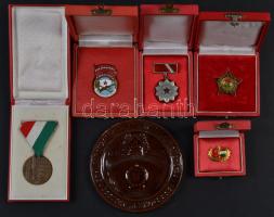 6db vegyes kitüntetés: "MHS - Tartalékos Tiszti Tagozat" zománcozott dísztokban + Munkásőr kitüntetés dísztokban + "Kisipari Szövetkezet Kiváló Dolgozója" csillag formájú kitüntetés dísztokban + 1975. "Pedagógus Szolgálati Emlékérem" Br kitüntetés dísztokban T:1 + szovjet-magyar barátság kitüntető jelvény dísztokban + "Csapatzászló Adományozás Emlékére Körmend" porcelán plakett T:1,2