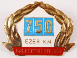 "750 ezer km balesetmentesen", zománcozott bronz embléma