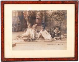 cca 1920 Vasútmodellel játszó gyermekek. Vintage fotó üvegezett keretben 37x29 cm
