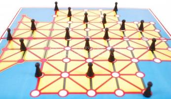 Cca 1930 Ostromjáték, társasjáték, teljes, játszható állapotban, doboza sérült, 38×25 cm