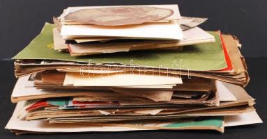 Nagy átnézetlen vegyes nyomtatvány és okmány hagyaték tétel irattartó dobozban