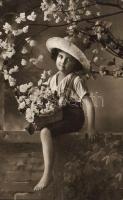 Child with flowers, Kisgyerek virágokkal
