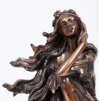 Virágon ülő. Festett gyanta, hátán sérült, m:27 cm