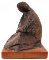 Shari Kadar: Anya a gyermekével, fa talapzaton, jelzett, apró lepattanásokkal, m:16 cm