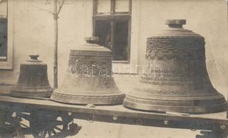 1916 Háborús célra beszolgáltatott harangok, egy az óbudai Péter Pál templomból / Church bells gathered together for melt down during WWI, photo (Rb)