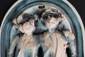 Vadócz Anna (1951-): Vőfély és vőlegény. Festett fali kerámia, jelzett, hibátlan, 36×24 cm