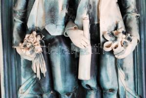 Vadócz Anna (1951-): Vőfély és vőlegény. Festett fali kerámia, jelzett, hibátlan, 36×24 cm