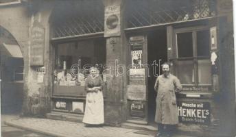 Frankfurt shop with the owners, photo