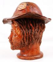Keszthelyi Péter (keramikus): Kalapos juhász. Festett kerámia fej, jelzett, hibátlan, m: 28 cm, d:24...