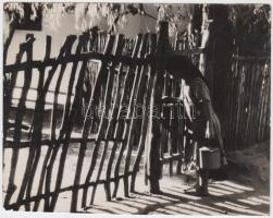 1940 Gaál Margit: Kerítésnél. Vintage fotó, 14x18 cm