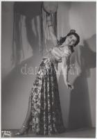 Cca 1940 Forrai Fotó: Cigánylány csörgődobbal. Vintage fotó, 16x12 cm