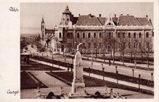 Csurgó főtér turulos emlékművel