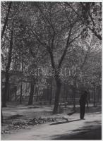 Cca 1940 Korschelt Miklós (1900-1982): Utcaseprés. Vintage szociofotó, pecséttel jelzett, 23x17 cm