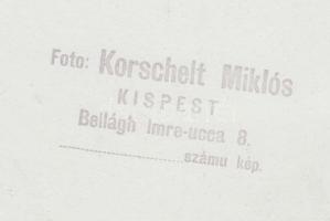 Cca 1940 Korschelt Miklós (1900-1982): Utcaseprés. Vintage szociofotó, pecséttel jelzett, 23x17 cm