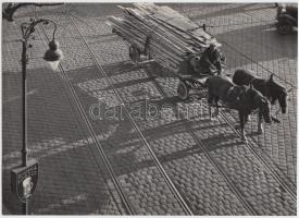 1935 Osoha László: Délutáni napfény. Vintage fotó, pecséttel jelzett, (az 1945 előtti, modern magyar fotográfiák c. gyűjteményből), 16x22cm