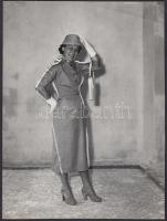 Cca 1960 Alakformálás című vintage felvétel, ráfestve, a kép sarka törött, 24x18 cm