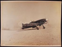 1944 1 db régi fotó: Repülőgép a sivatagban, 30x 39 cm-es méretben