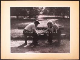 Cca 1950 A Szürke taxi fotó club archívumából: Sakkozók című vintage fotó; Képméret 24x30 cm; karton méret 30x40 cm