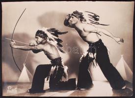 Cca 1930 Indiánok a budapesti L’art fotosalonban, vintage fotó, 30x43 cm-es méretben