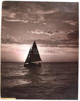 1935 Kerny István(1879-1963): Vitorlás című balatoni, vintage fotója 37x29 cm-es méretben, aláírva, pecsételve, kartonra kasírozva; a kép 1937-ben Warszavában oklevelet nyert