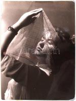 1958 Belházy Dezső: Nylon kendő című vintage fotója, feliratozva és Buenos Airesben kiállítva pecséttel ellátva, 40x30cm