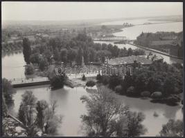 cca 1950 Korschelt Miklós (1900-1982): Az elárasztott Győr. Vintage fotó, 23x17cm