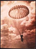 1950 Tiszavölgyi József: Levegő hőse című vintage fotója, pecsételve, 36x27 cm