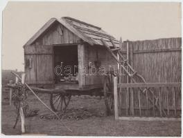 cca 1925 Kerny István (1879-1963): Bugaci pásztorélet, eleséges taliga. Vintage, néprajzi fotó, hátoldalán pecséttel jelezve, feliratozva. Sarka hiányzik, 18x24cm