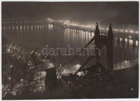 1929 Kinszki Imre (1901-1945): Budapest éjjel. Vintage fotó, hátoldalán aláírással és pecséttel jelzett, 12x17cm