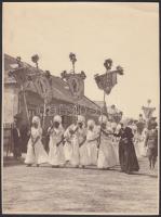 1933 Kerny István (1879-1963) fotóhagyatékából egy vintage felvétel a mezőkövesdi Mária-lányokról, a körmenetről, a helyi cserkészparancsnok kíséretében, jelzés nélkül, de garantált a forrás, 23x17cm