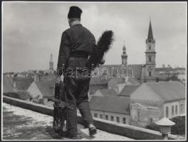 cca 1945 Csík Ferenc (1894-1984): Soproni kéményseprő Vintage fotó 18x24 cm
