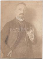 Máté Olga Cigarettás férfiportré című, műtermi, vintage felvétele, pecsétnyomóval a jobb alsó sarokban jelezve, használtas állapotban, 23x17cm.