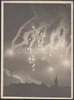 1944 Belházy Dezső: Gyújtó és világító bombák a budai vár felett, aláírt vintage felvétel, 24x18 cm