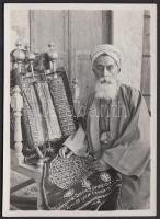 cca 1930 A szamaritánusok főpapja és az évezredes tekercs (Palesztina, Nabulus) /  The Samaritan High Priest with the Samaritan Pentateuch, 11x8cm