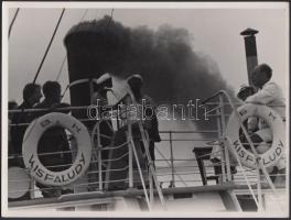 Sevcsik Jenő (1899-1996): Balatoni hajón. vintage fotó 18x24 cm