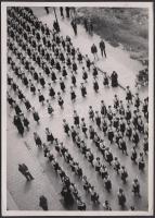 cca 1940 Gál Vera vintage felvétele középiskolás lányok felvonulásáról, 17x12cm