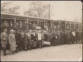 cca 1930 A Magyar Turista Egyesület Pomázra indul a Hősi emlékmű leleplezésére. A Gárdonyi testvérek vintage felvétele a HÉV állomásról, hátoldalán pecséttel jelezett, feliratozott, 18x24cm