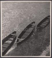 cca 1930 Kinszki Imre (1901-1945) Ladikok. Vintage alkotás, hátoldalán pecséttel jelzett, 13x12cm