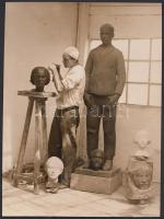 cca 1930 Pobuda Alfréd: Ferenczy Béni a műhelyében. Vintage fotó, hátoldalán pecséttel jelzett, 23x17cm