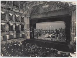 cca 1950 Seidner Zoltán (1896-1960) vintage felvétele Illyés Gyula Ozorai példa című művének színpadi változatáról, hátoldalán pecséttel jelezett, 18x24cm