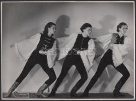 cca 1930 Rozgonyi vintage fotója Szentpál Olga mozgásművészeti csoportjának tagjairól. A képen Kállai Edit, Kovács Éva, Arató Éva. 17x23cm