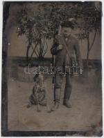 cca 1900 Vadászt a kutyájával ábrázoló ferrotípia /  cca 1900 Hunter with its dog ferrotyp photo 9x12 cm