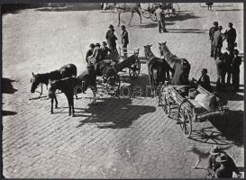 1958 Ismeretlen szerző: Lovaskocsik. 13x18cm (A modern magyar fotográfiák című gyűjteményből)