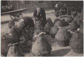 cca 1920 Kerny István (1879-1963): A kecskeméti gyümölcs szállítás. Vintage szociófotó, hátoldalán pecséttel jelzett (a szerző hagyatékából), 11x16cm