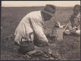 cca 1930 Kerny István (1879-1963): Ürgeöntés Tápén. Vintage fotó, jelzés nélkül (a szerző hagyatékából) 11x14cm (A magyar néprajzi fotók gyűjteményéből)