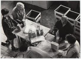 1969 Keveházi János: Szappangyár. Vintage fotó, jelzés nélkül, 18x24cm (a szerző hagyatékából; a modern magyar fotográfiák című gyűjteményből)